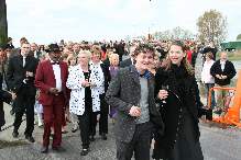 Festlich gekleideten Gäste enterten das Traumschiff 1 von 2.