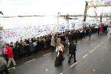 Alle Teilnehmer speisten an einer langen Tafel und genossen die drei Gänge.