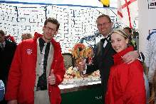 Die Eisbombe, gerade vom Eiscafé Arleccino bereitgestellt und auf das Traumschiff 