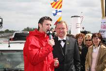 Wencki im Gespräch mit Bürgermeister Roland Schiefke.