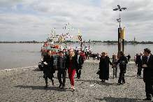 Die Gäste verlassen das Traumschiff.